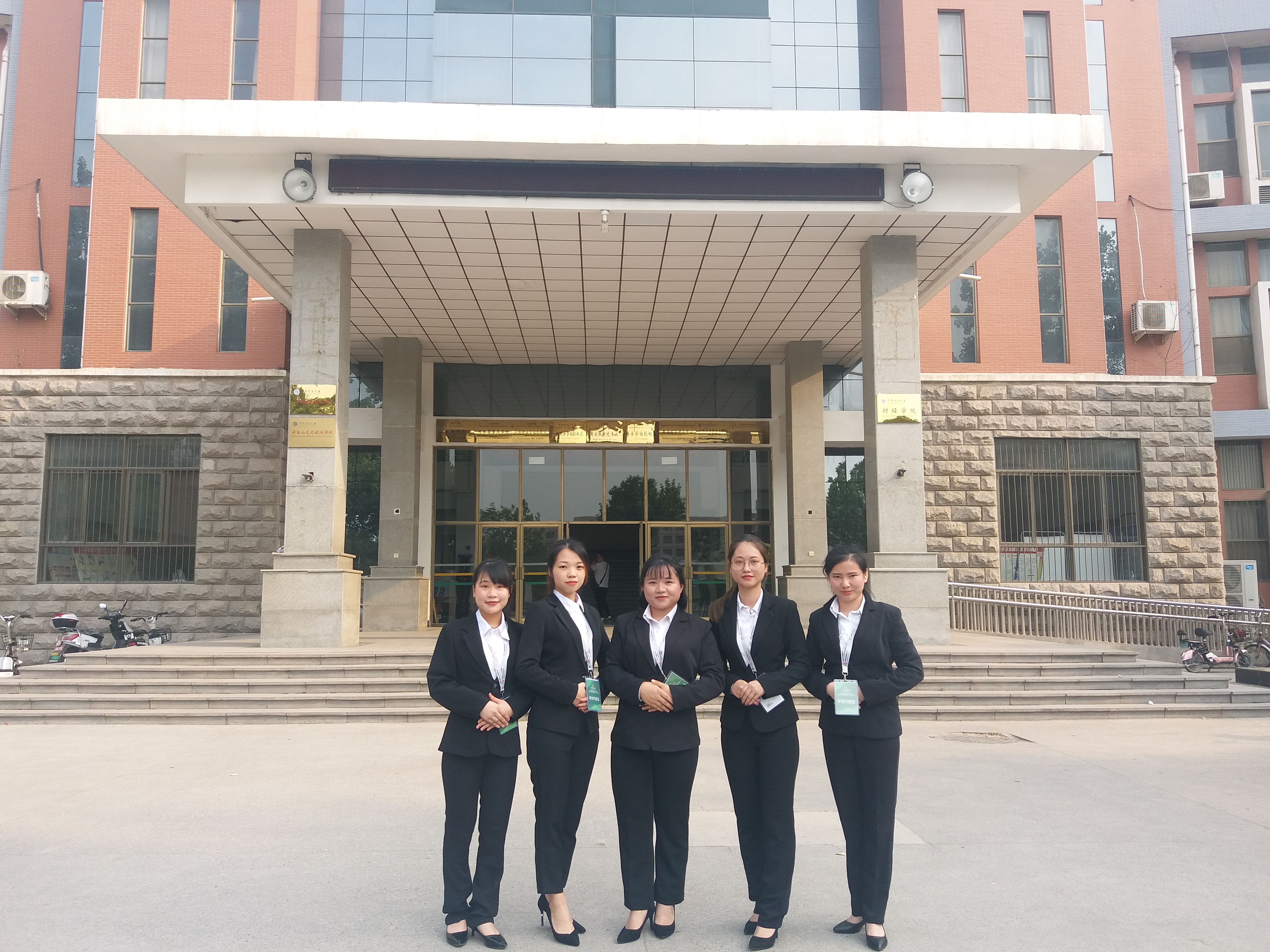 获奖团队成员比赛PK现场合影 获奖团队成员比赛PK现场合影