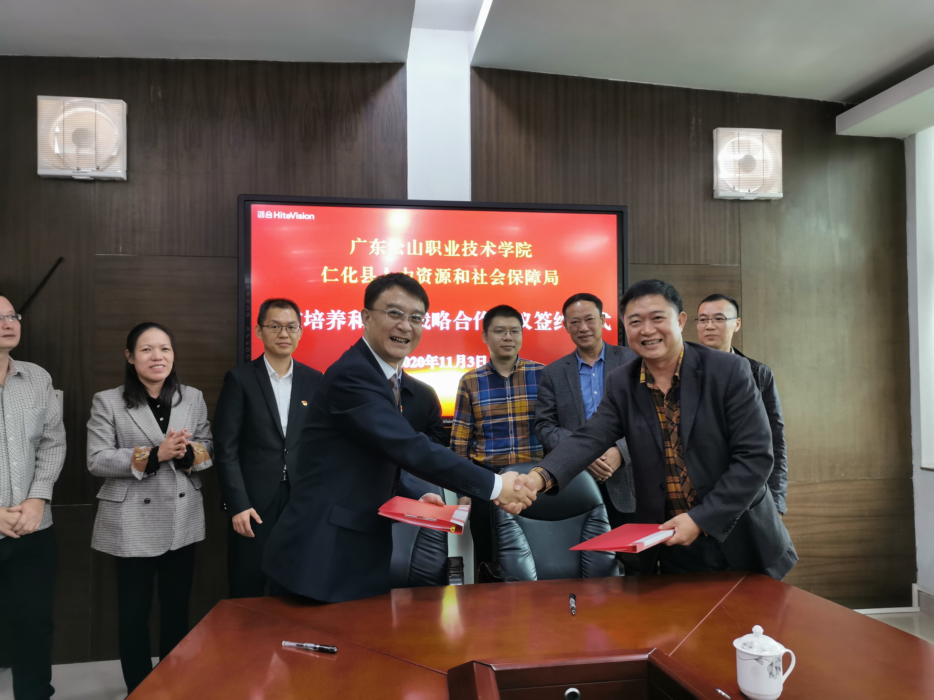 公司与仁化县人力资源和社会保障局签订人才培养和就业战略合作协议2 公司与仁化县人力资源和社会保障局签订人才培养和就业战略合作协议2